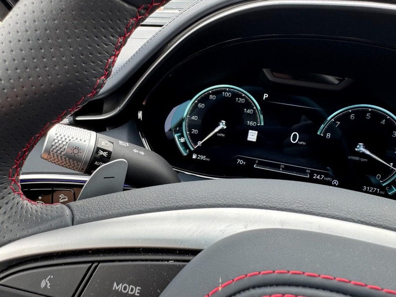 Genesis GV70 Vehicle Full-screen Gallery Image 20