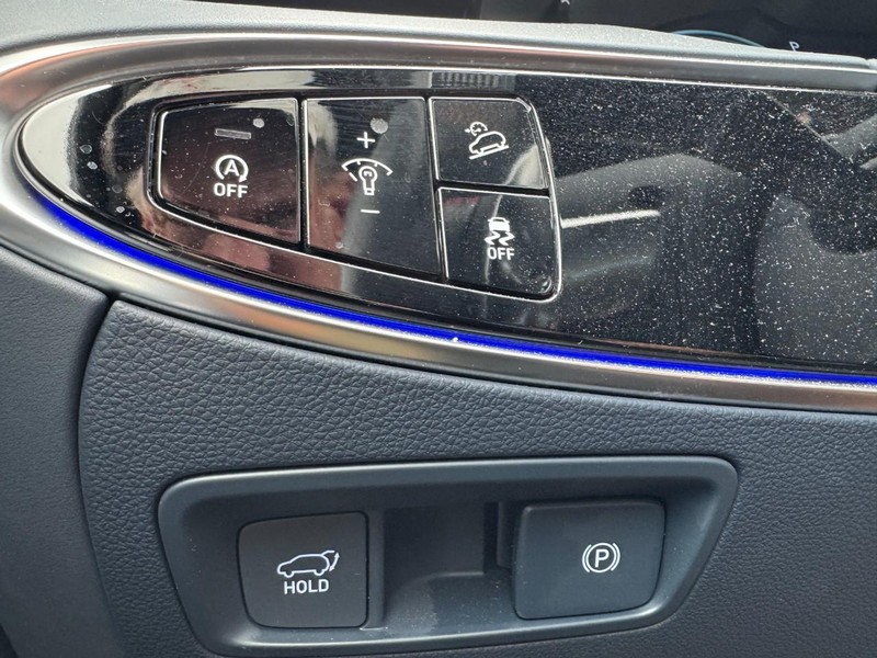 Genesis GV70 Vehicle Full-screen Gallery Image 22
