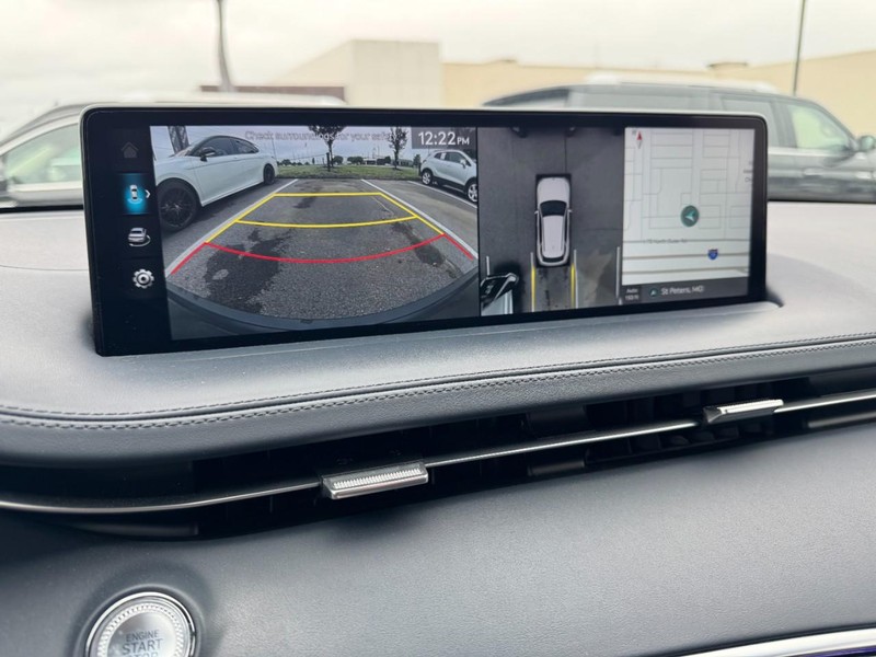 Genesis GV70 Vehicle Full-screen Gallery Image 24