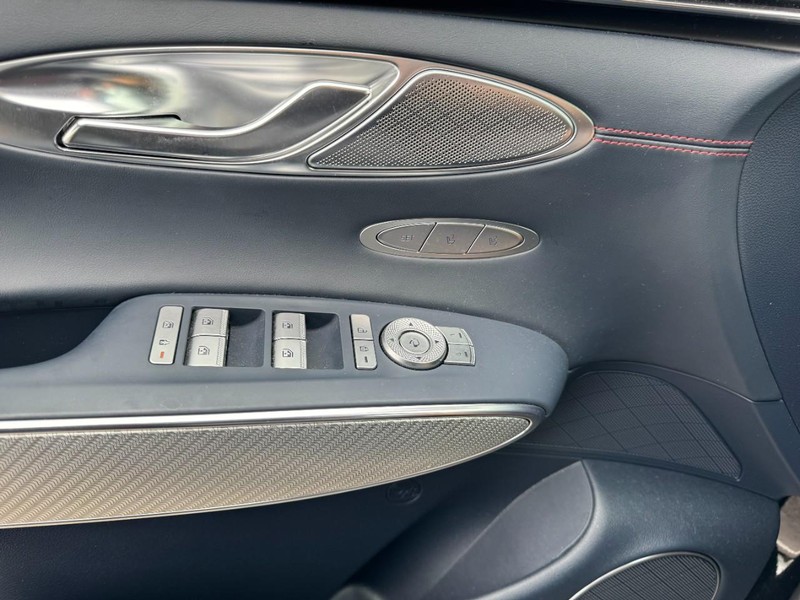 Genesis GV70 Vehicle Full-screen Gallery Image 25