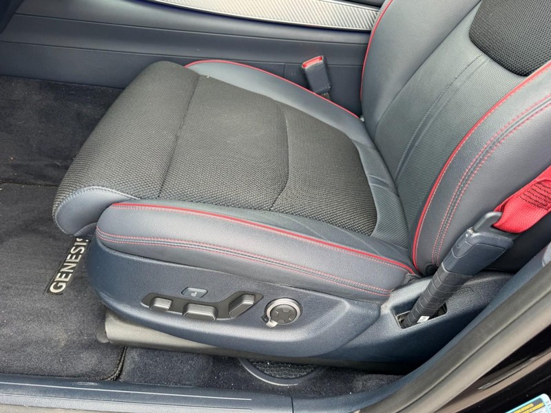 Genesis GV70 Vehicle Full-screen Gallery Image 26