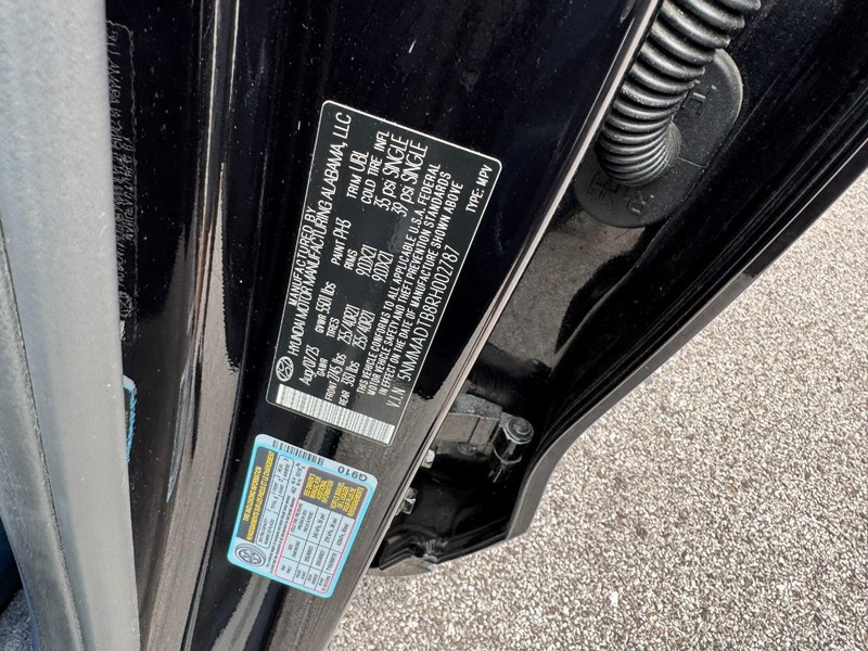 Genesis GV70 Vehicle Full-screen Gallery Image 28
