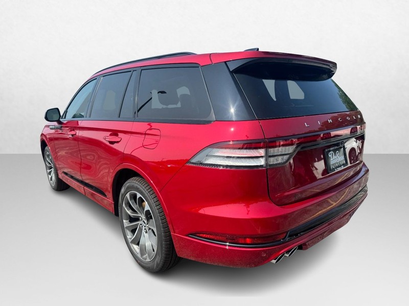 Lincoln Aviator Vehicle Full-screen Gallery Image 07