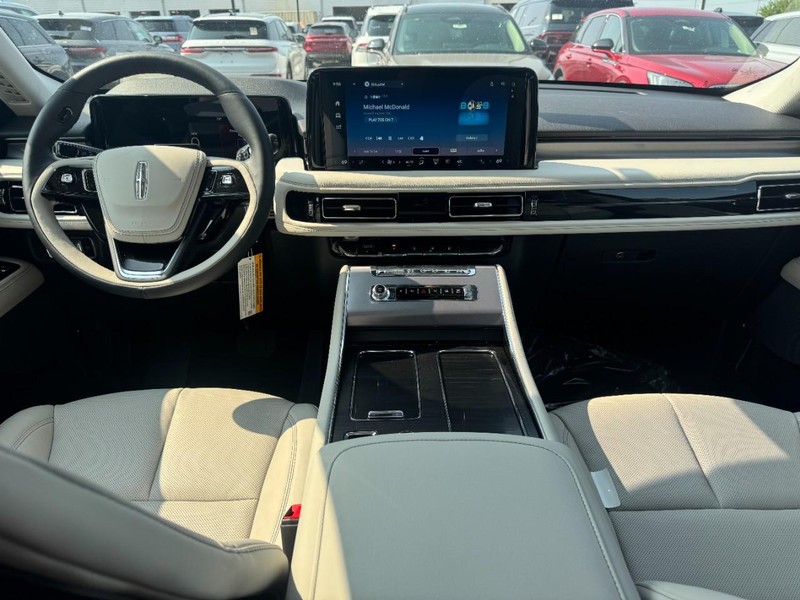 Lincoln Aviator Vehicle Full-screen Gallery Image 09