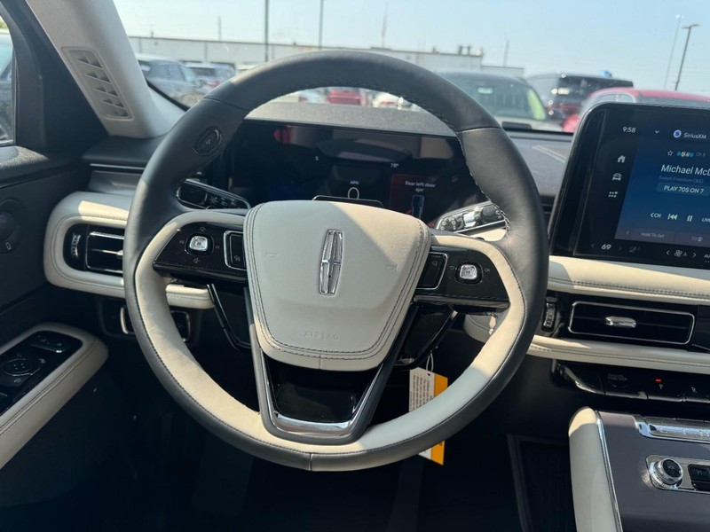 Lincoln Aviator Vehicle Full-screen Gallery Image 10