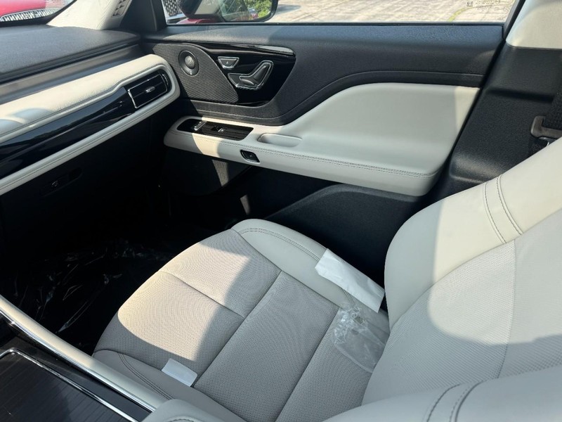 Lincoln Aviator Vehicle Full-screen Gallery Image 11
