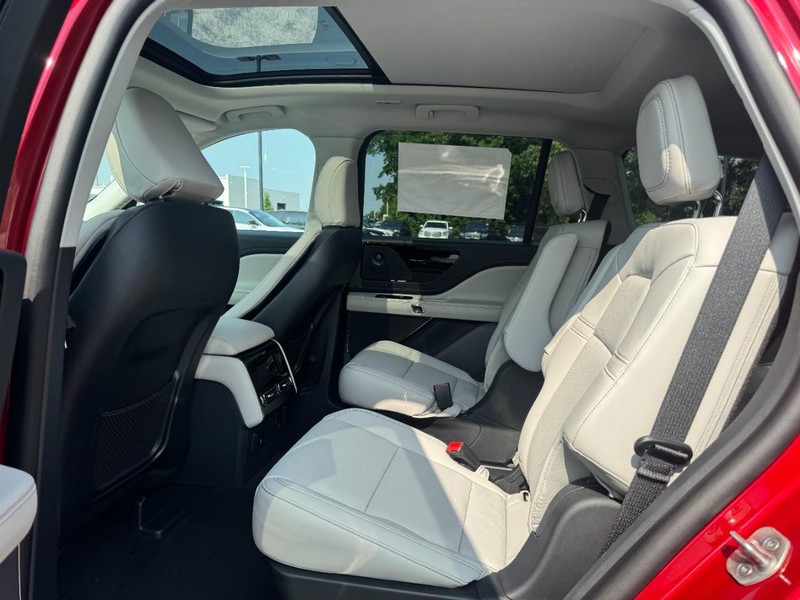 Lincoln Aviator Vehicle Full-screen Gallery Image 12
