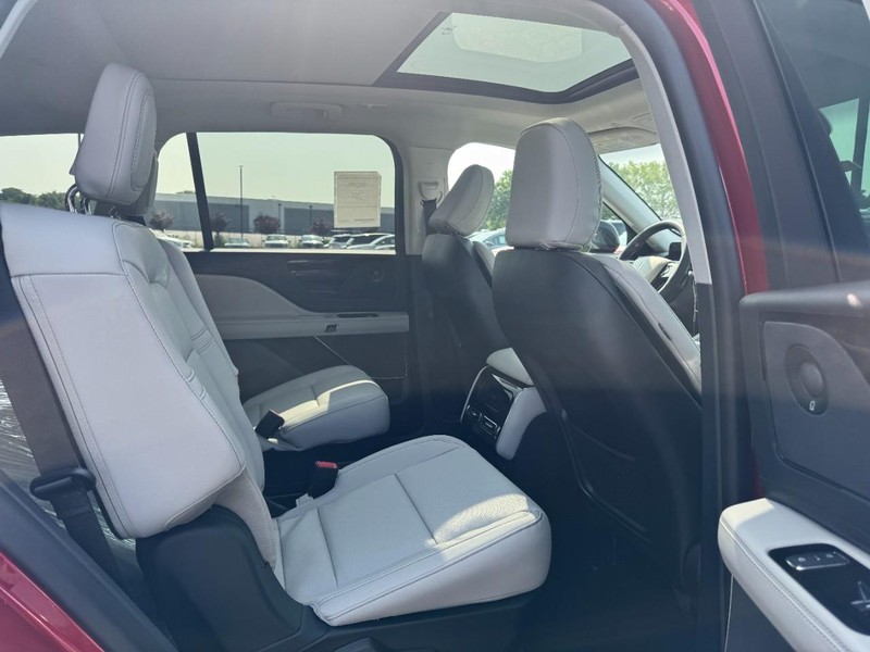 Lincoln Aviator Vehicle Full-screen Gallery Image 13
