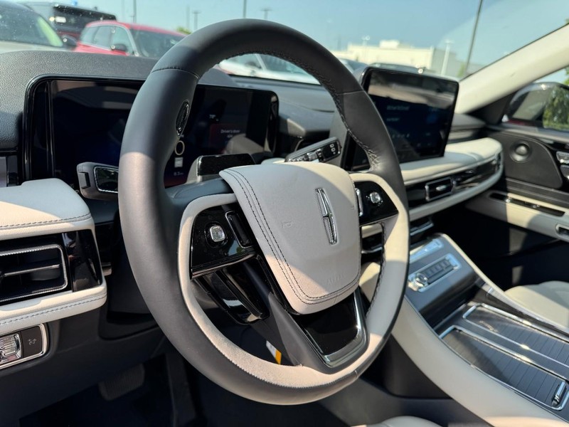 Lincoln Aviator Vehicle Full-screen Gallery Image 15