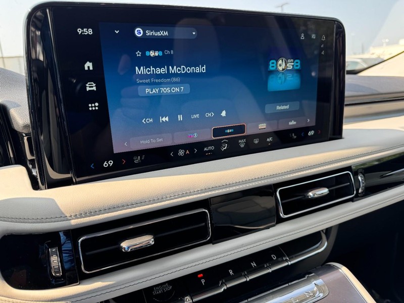 Lincoln Aviator Vehicle Full-screen Gallery Image 16