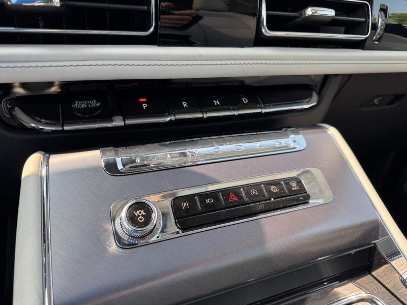 Lincoln Aviator Vehicle Full-screen Gallery Image 17