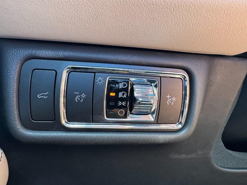 Lincoln Aviator Vehicle Full-screen Gallery Image 22