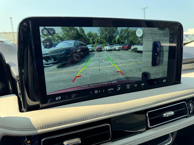 Lincoln Aviator Vehicle Full-screen Gallery Image 24