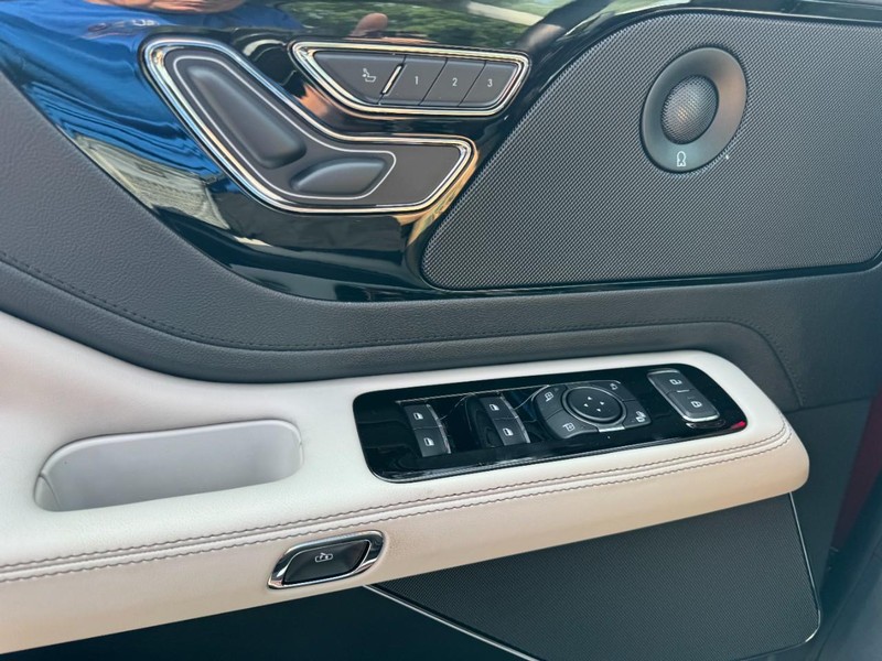 Lincoln Aviator Vehicle Full-screen Gallery Image 25