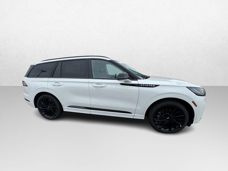 Lincoln Aviator Vehicle Full-screen Gallery Image 04