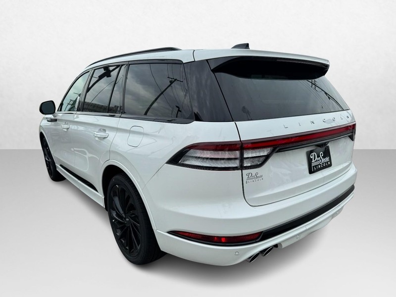 Lincoln Aviator Vehicle Full-screen Gallery Image 07