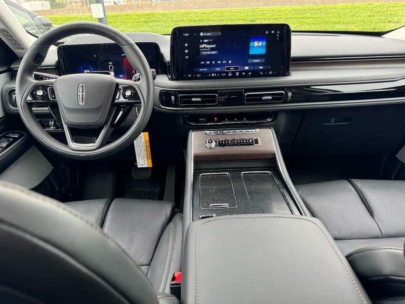 Lincoln Aviator Vehicle Full-screen Gallery Image 09