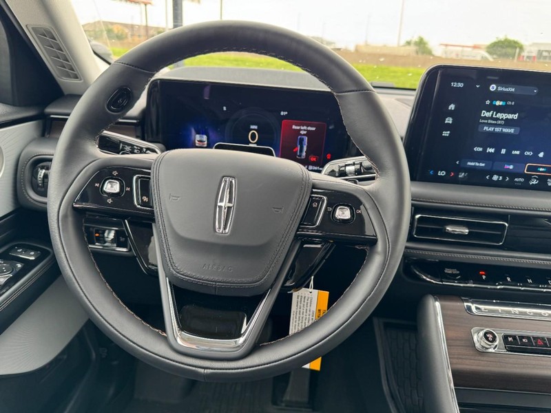 Lincoln Aviator Vehicle Full-screen Gallery Image 10