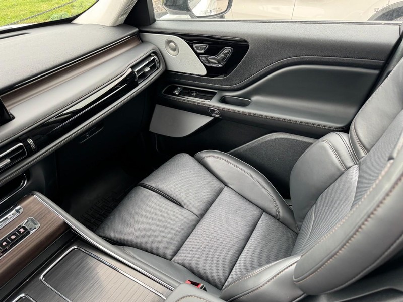 Lincoln Aviator Vehicle Full-screen Gallery Image 11