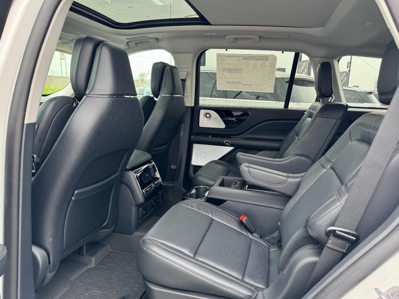 Lincoln Aviator Vehicle Full-screen Gallery Image 12