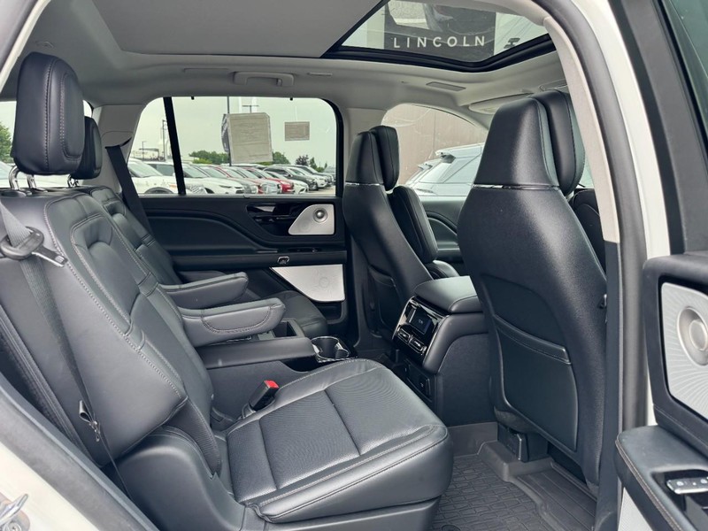 Lincoln Aviator Vehicle Full-screen Gallery Image 13