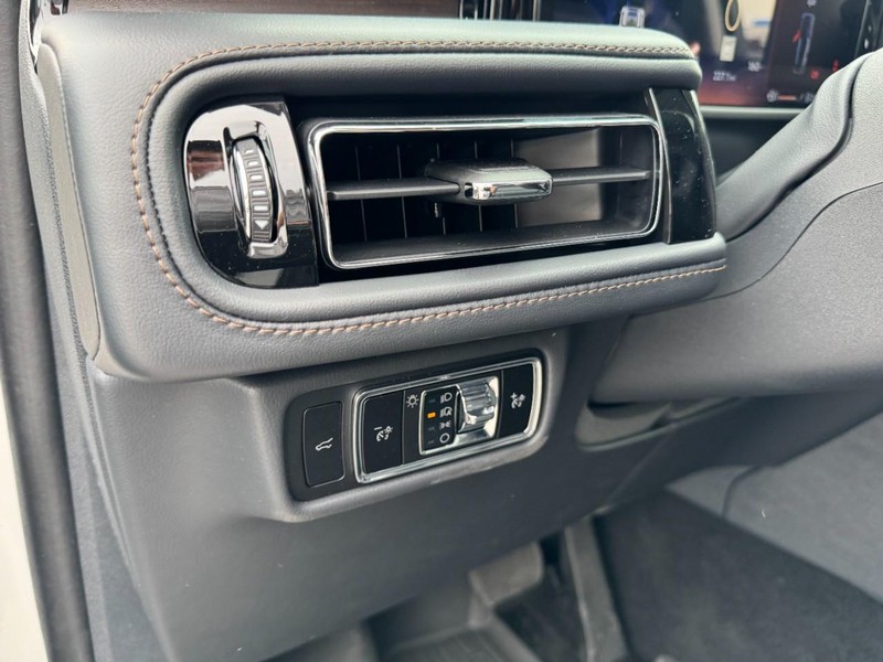 Lincoln Aviator Vehicle Full-screen Gallery Image 14