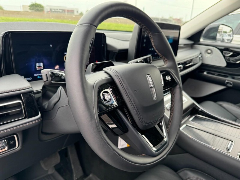 Lincoln Aviator Vehicle Full-screen Gallery Image 15