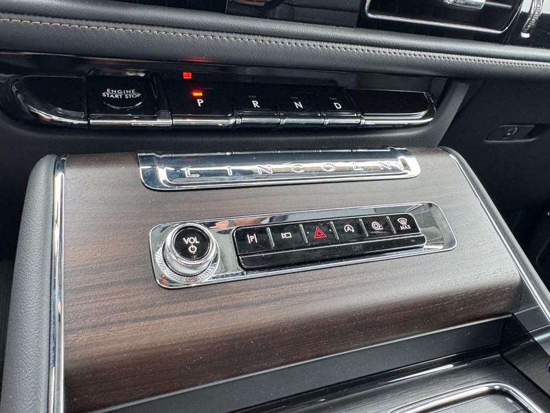 Lincoln Aviator Vehicle Full-screen Gallery Image 17