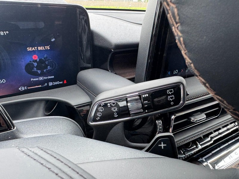 Lincoln Aviator Vehicle Full-screen Gallery Image 21