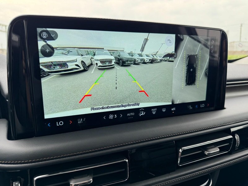 Lincoln Aviator Vehicle Full-screen Gallery Image 24