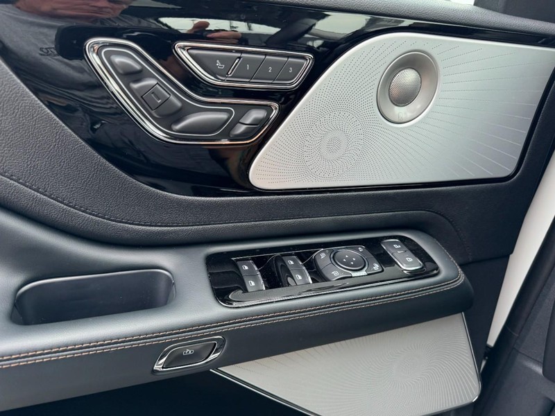 Lincoln Aviator Vehicle Full-screen Gallery Image 25