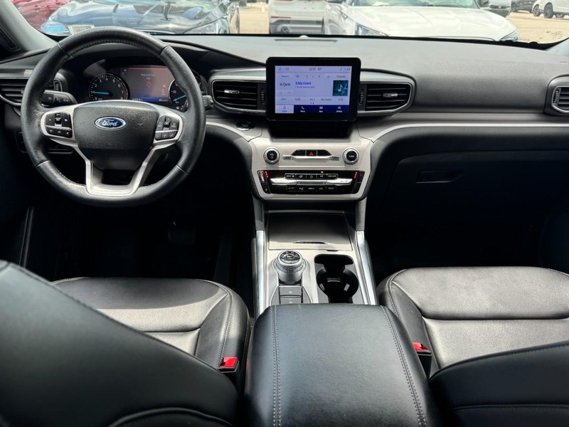 Ford Explorer Vehicle Full-screen Gallery Image 09