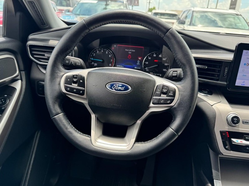 Ford Explorer Vehicle Full-screen Gallery Image 10