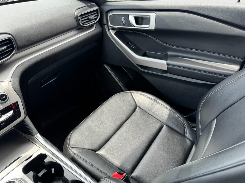Ford Explorer Vehicle Full-screen Gallery Image 11