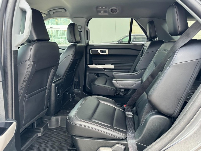 Ford Explorer Vehicle Full-screen Gallery Image 12