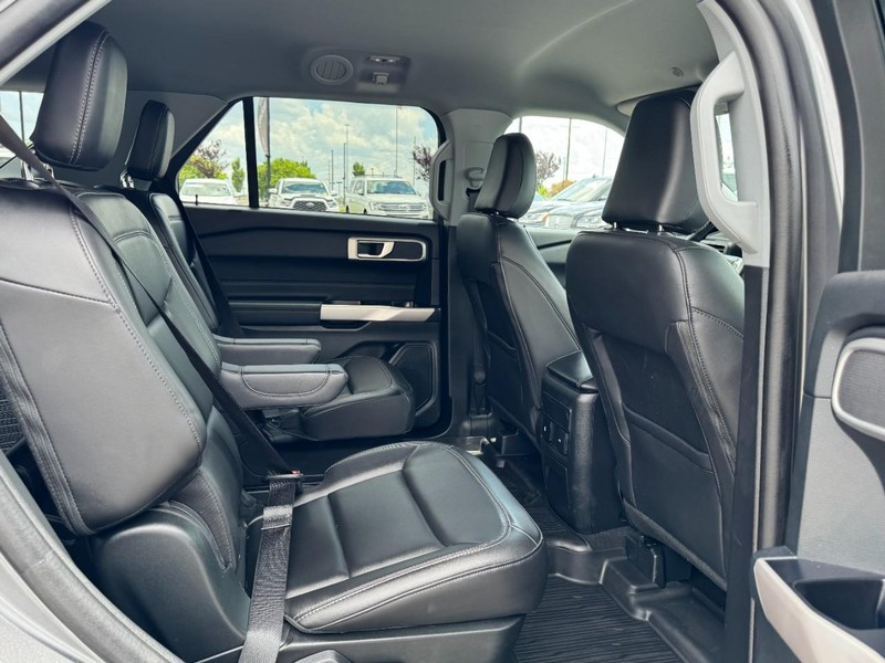 Ford Explorer Vehicle Full-screen Gallery Image 13