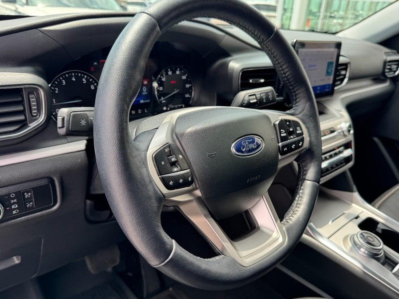 Ford Explorer Vehicle Full-screen Gallery Image 15