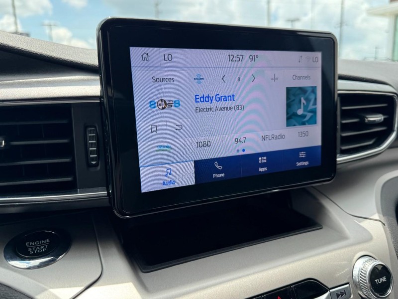 Ford Explorer Vehicle Full-screen Gallery Image 16