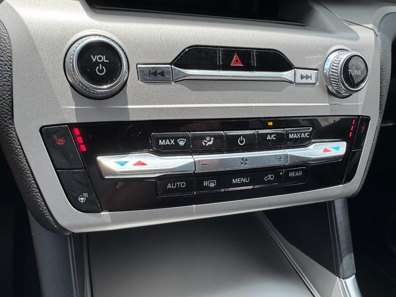 Ford Explorer Vehicle Full-screen Gallery Image 17
