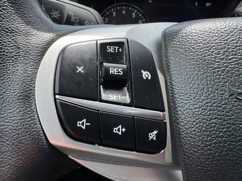 Ford Explorer Vehicle Full-screen Gallery Image 18