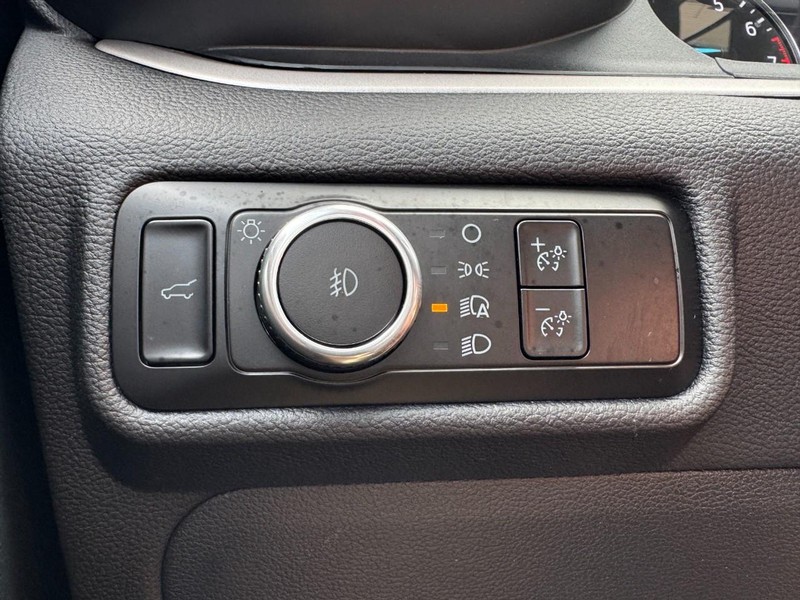 Ford Explorer Vehicle Full-screen Gallery Image 22