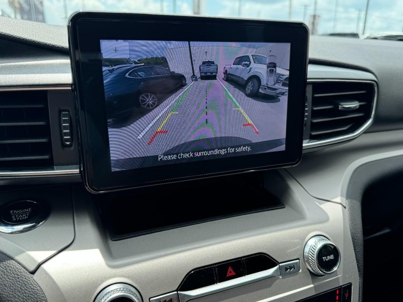 Ford Explorer Vehicle Full-screen Gallery Image 24