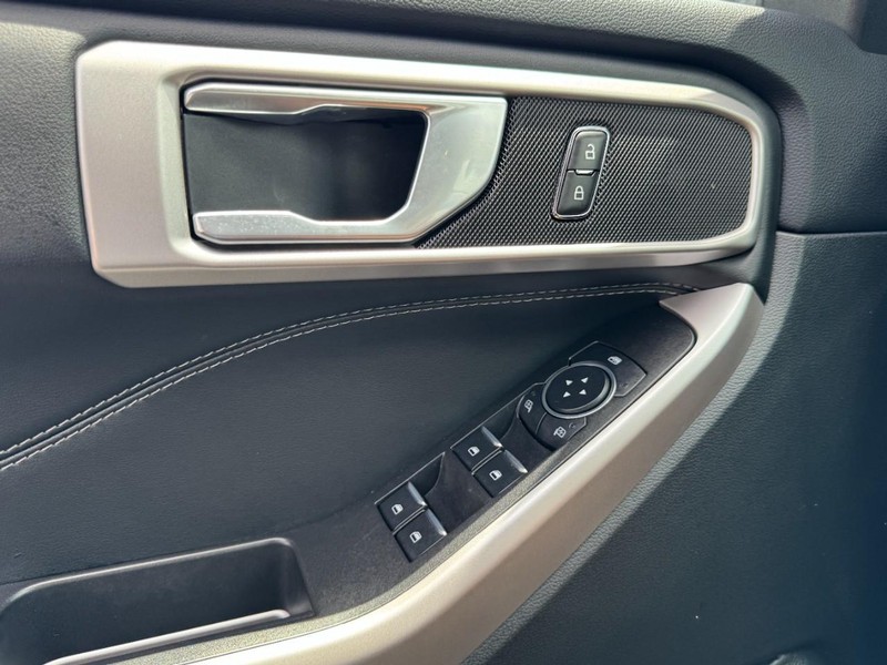 Ford Explorer Vehicle Full-screen Gallery Image 25