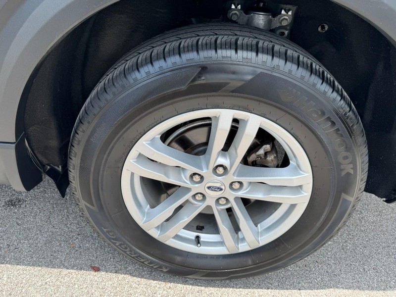 Ford Explorer Vehicle Full-screen Gallery Image 27
