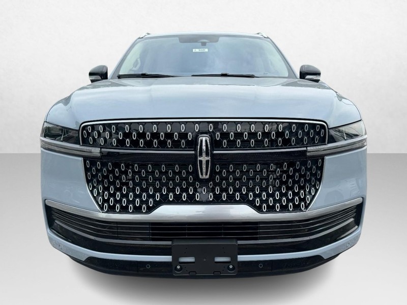Lincoln Navigator L Vehicle Full-screen Gallery Image 02