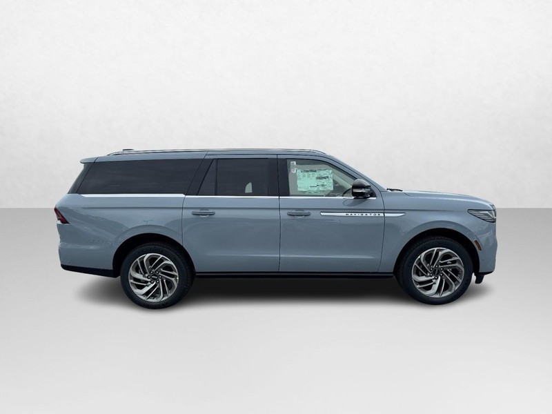 Lincoln Navigator L Vehicle Full-screen Gallery Image 04