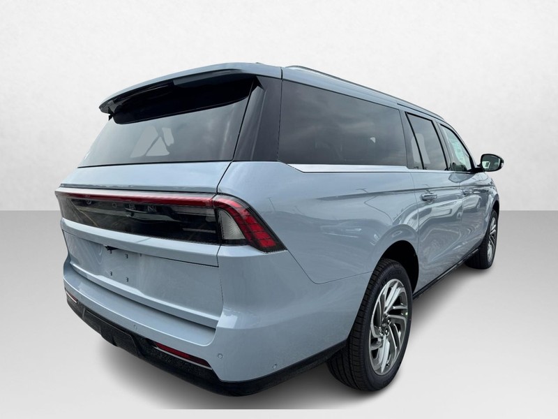 Lincoln Navigator L Vehicle Full-screen Gallery Image 05