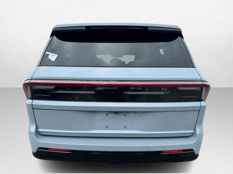 Lincoln Navigator L Vehicle Full-screen Gallery Image 06