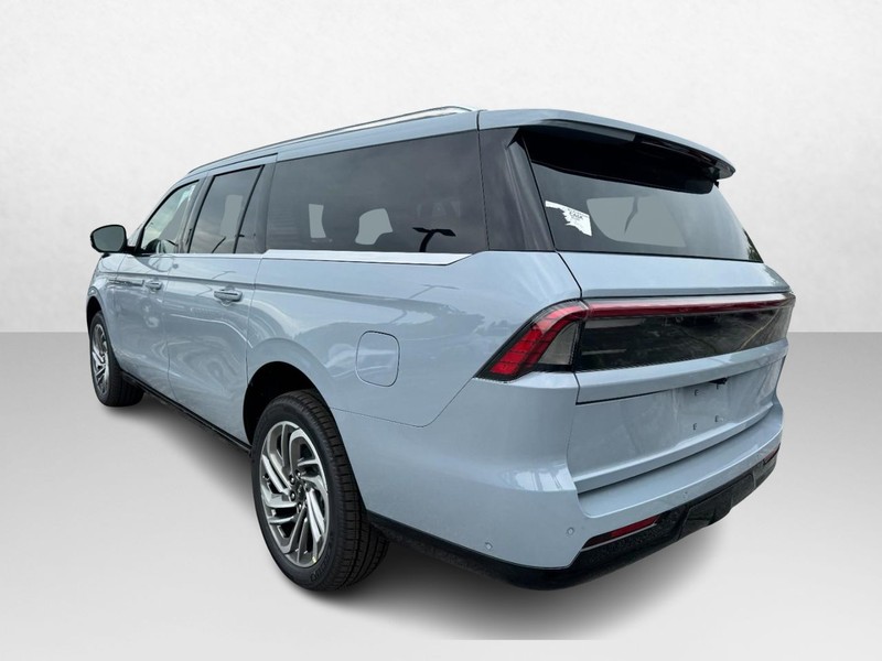 Lincoln Navigator L Vehicle Full-screen Gallery Image 07