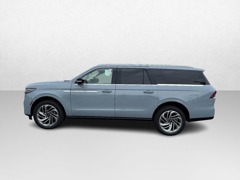 Lincoln Navigator L Vehicle Full-screen Gallery Image 08
